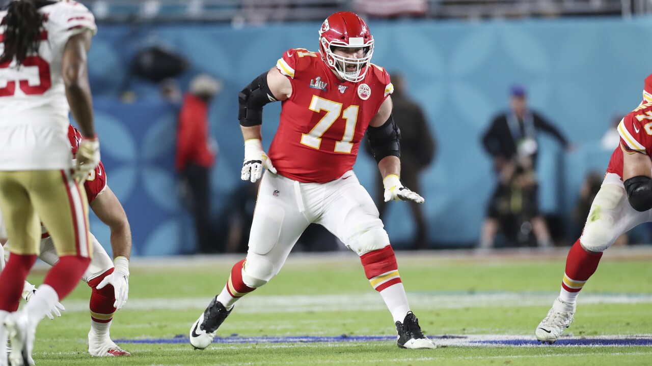 Former Chiefs right tackle Mitchell Schwartz announces his retirement