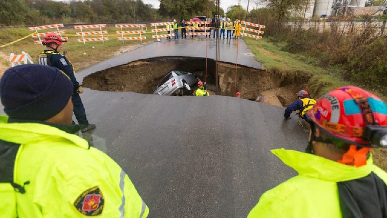 Texas officer dies after car plummets into sinkhole