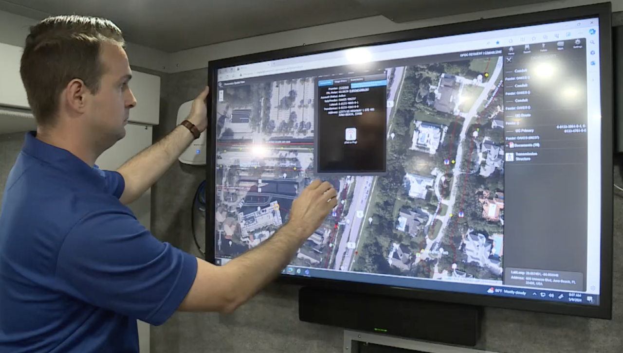 FPL spokesperson Jack Eble shows how smart meters track power outages.png