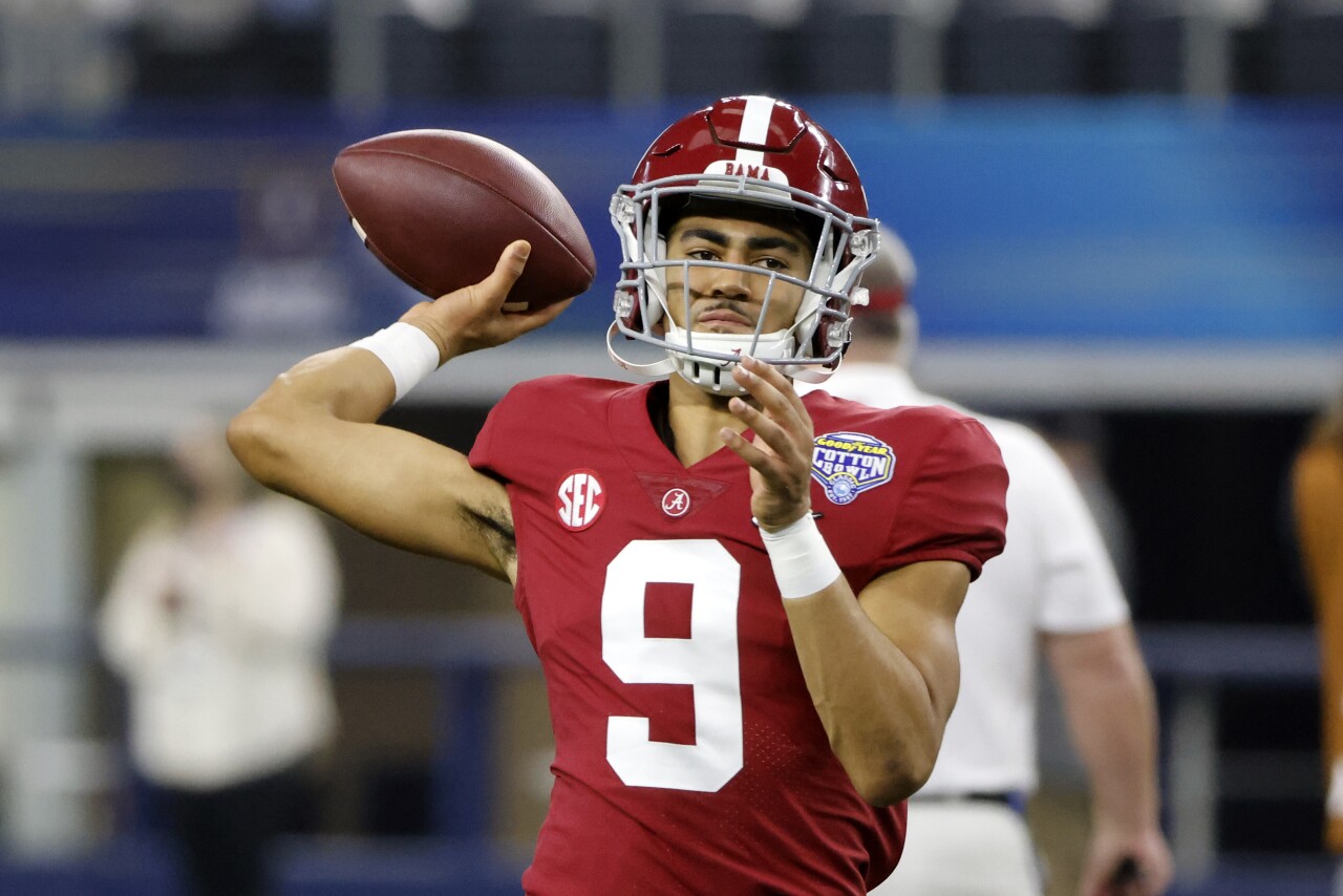 Alabama Crimson Tide QB Bryce Young warms up before Cotton Bowl, Dec. 31, 2021