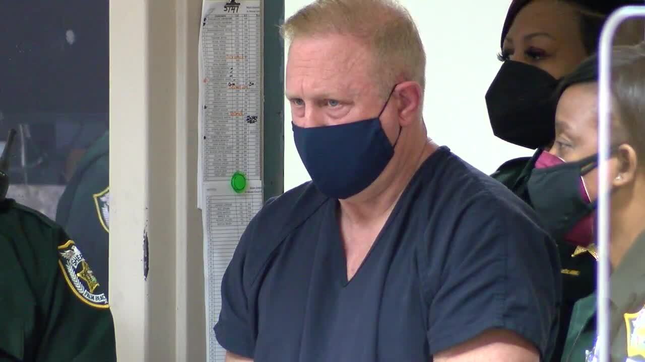 Arrestan a dos agentes de la cárcel del Condado Palm Beach acusados de