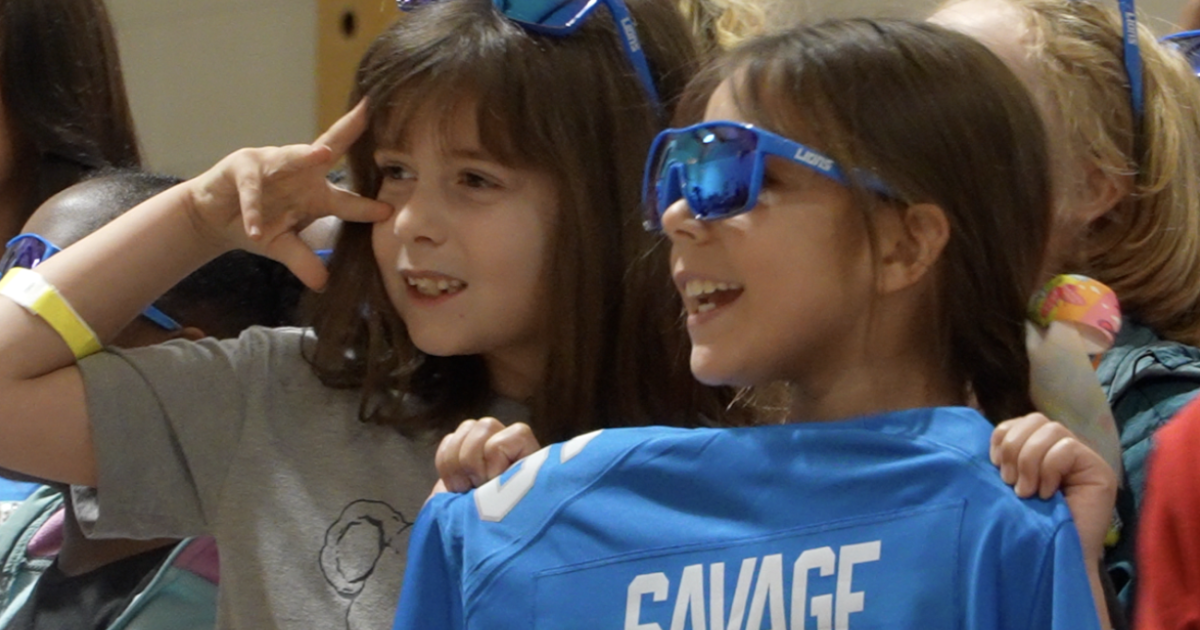 Detroit Lions players visit Savage Elementary for surprise reading event