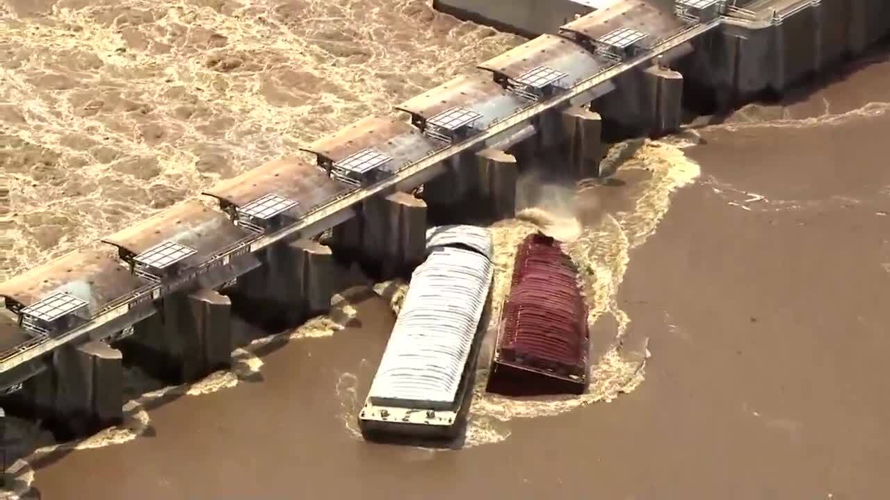 Runaway barges crash into bers Falls dam