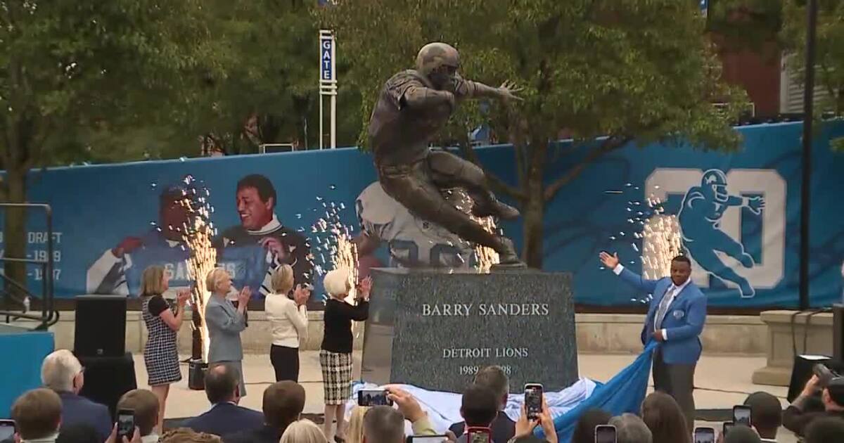 Lions honor Hall of Fame running back Barry Sanders with statue at Ford