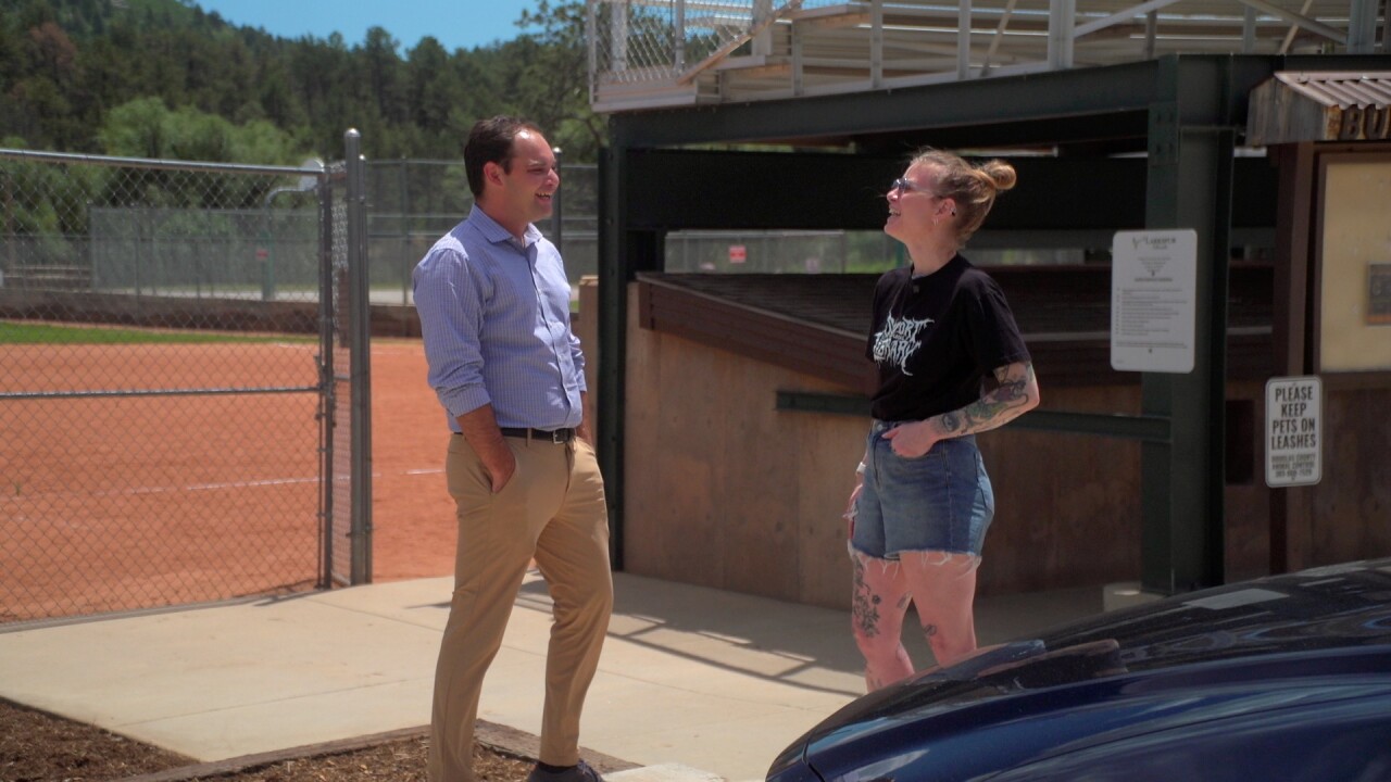 Tyler talks to Larkspur resident