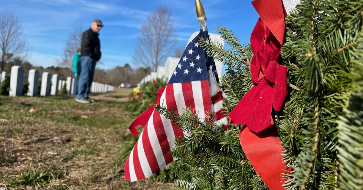 Suffolk nonprofit lays wreaths on veteran graves after hitting fundraising goal - Vimarsana News