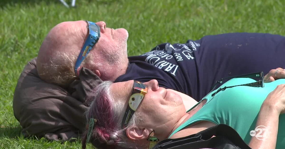 "Nowhere else I'd rather be" - College Town neighbors gather to watch eclipse - Vimarsana News