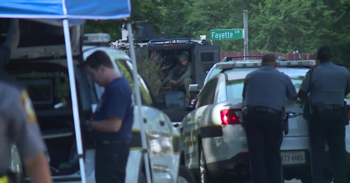 Police: Man barricaded in Henrico home; neighbors urged to 'stay clear' - Vimarsana News