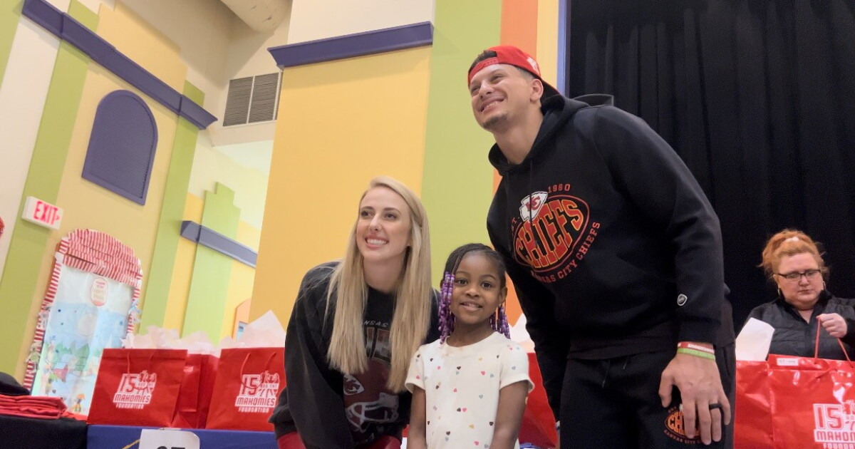 Mahomes' family, 15 and Mahomies gift winter clothes to EarlyStart families - Vimarsana News