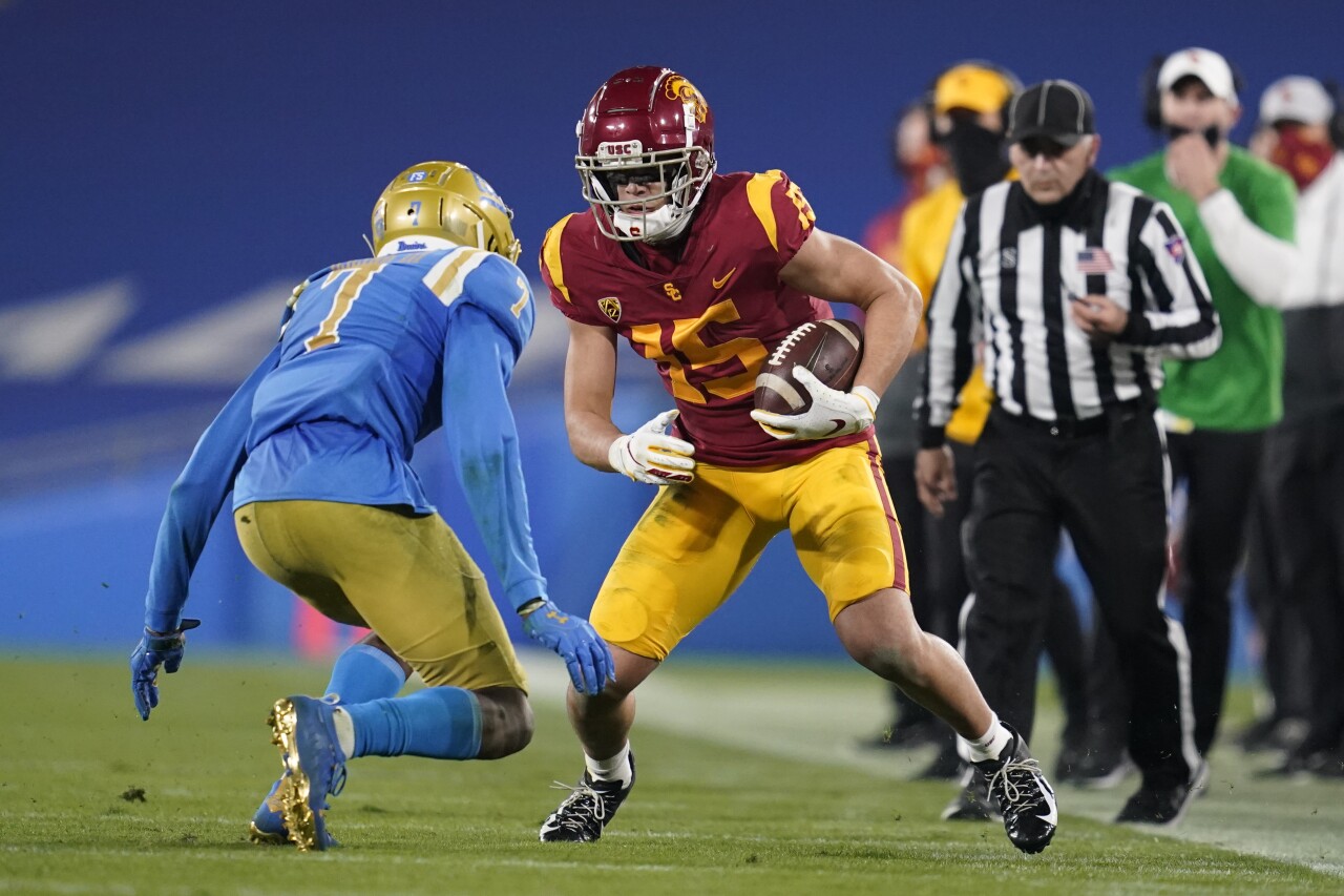 USC Trojans receiver Jaylen Erwin avoids UCLA Bruins defensive back Mo Osling III in 2020