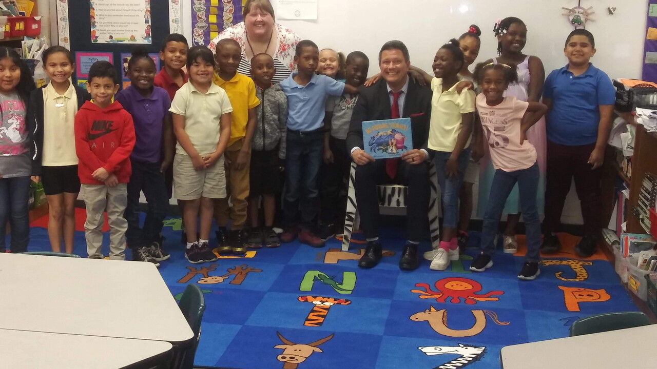 WPTV's Mike Trim reads to students at Wynnebrook Elementary