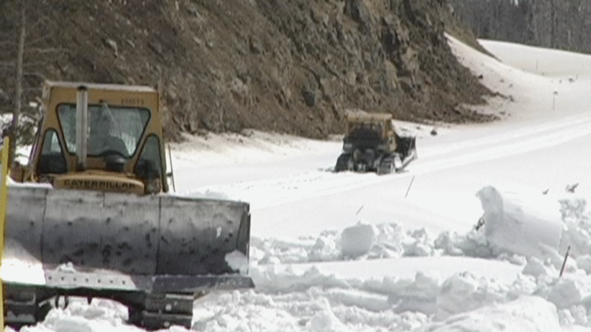 yellowstone snowplows.gif