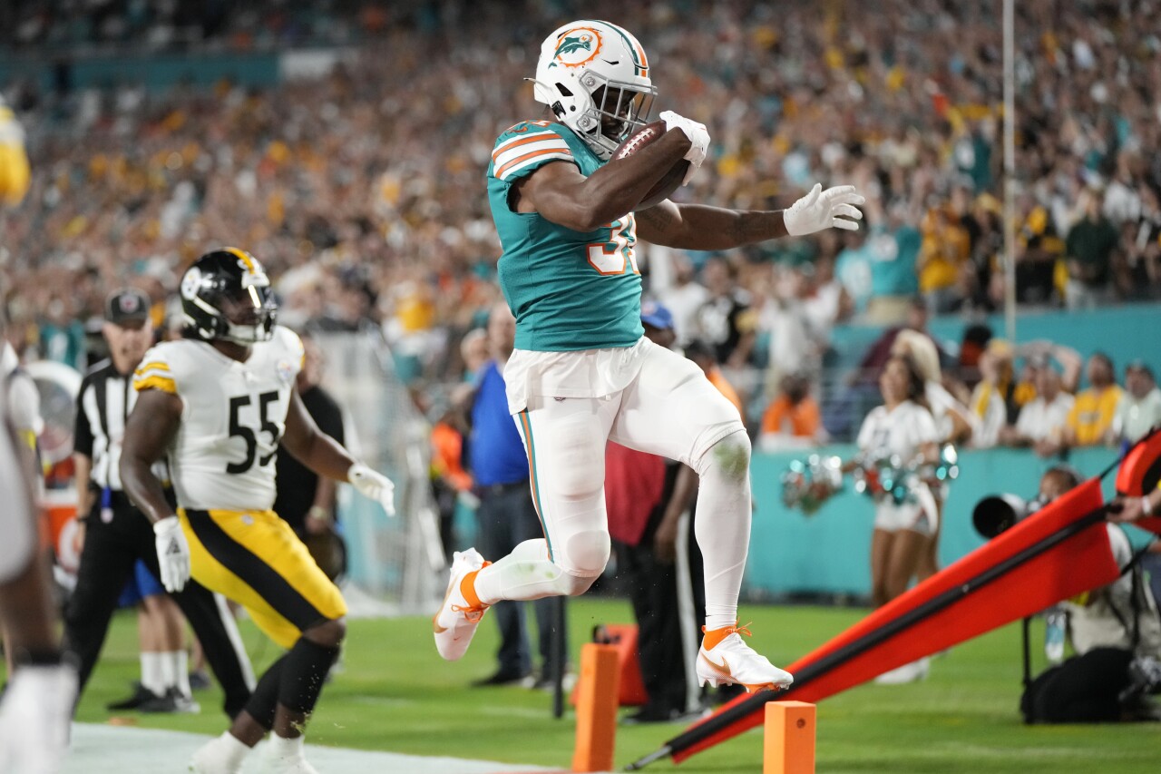 Miami Dolphins running back Raheem Mostert scores TD vs. Pittsburgh Steelers in first quarter, Oct. 23, 2022