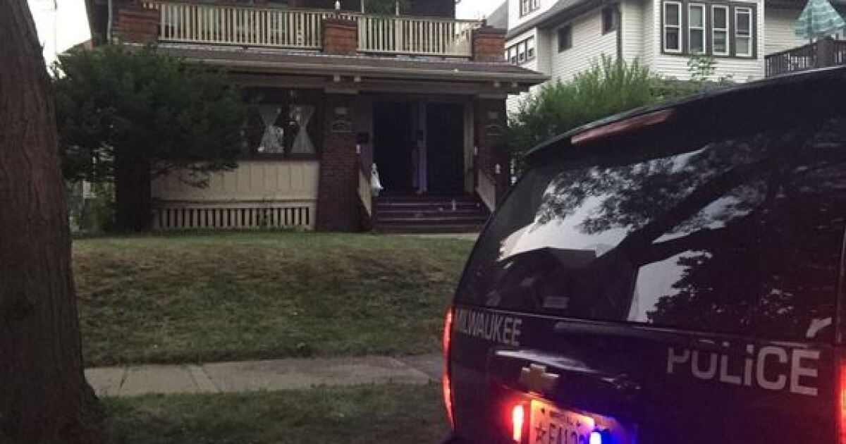 10 people displaced after Milwaukee house fire