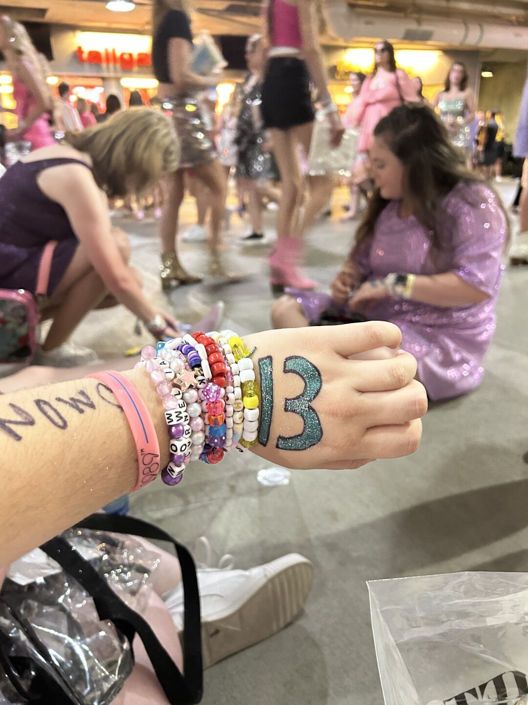 Swifties get some shade before Taylor Swift's concert begins. 