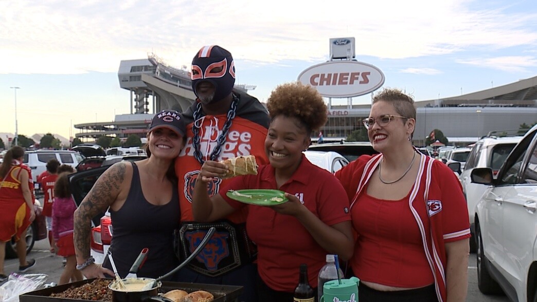 tim gives rachel sandwich.jpg