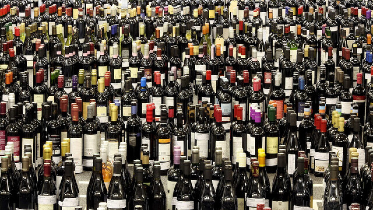 How to drink wine without removing the cork