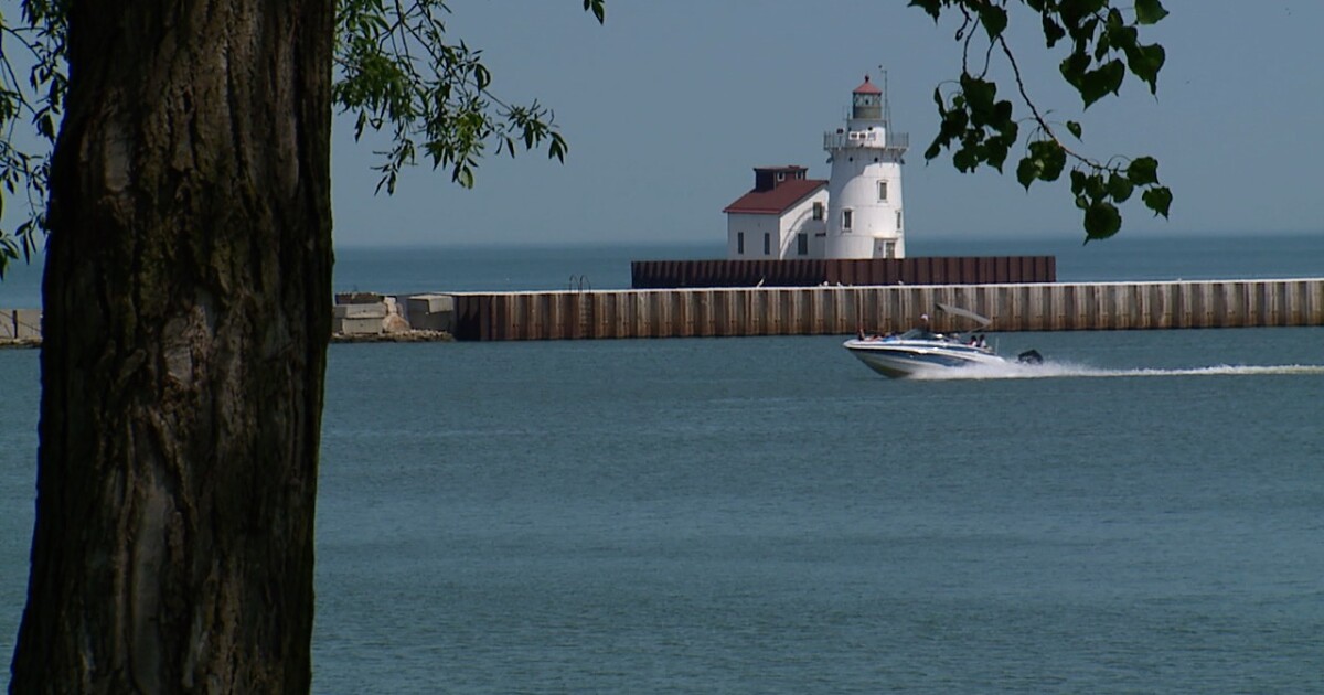 Western lighthouse at Cleveland Harbor to be auctioned off in late June