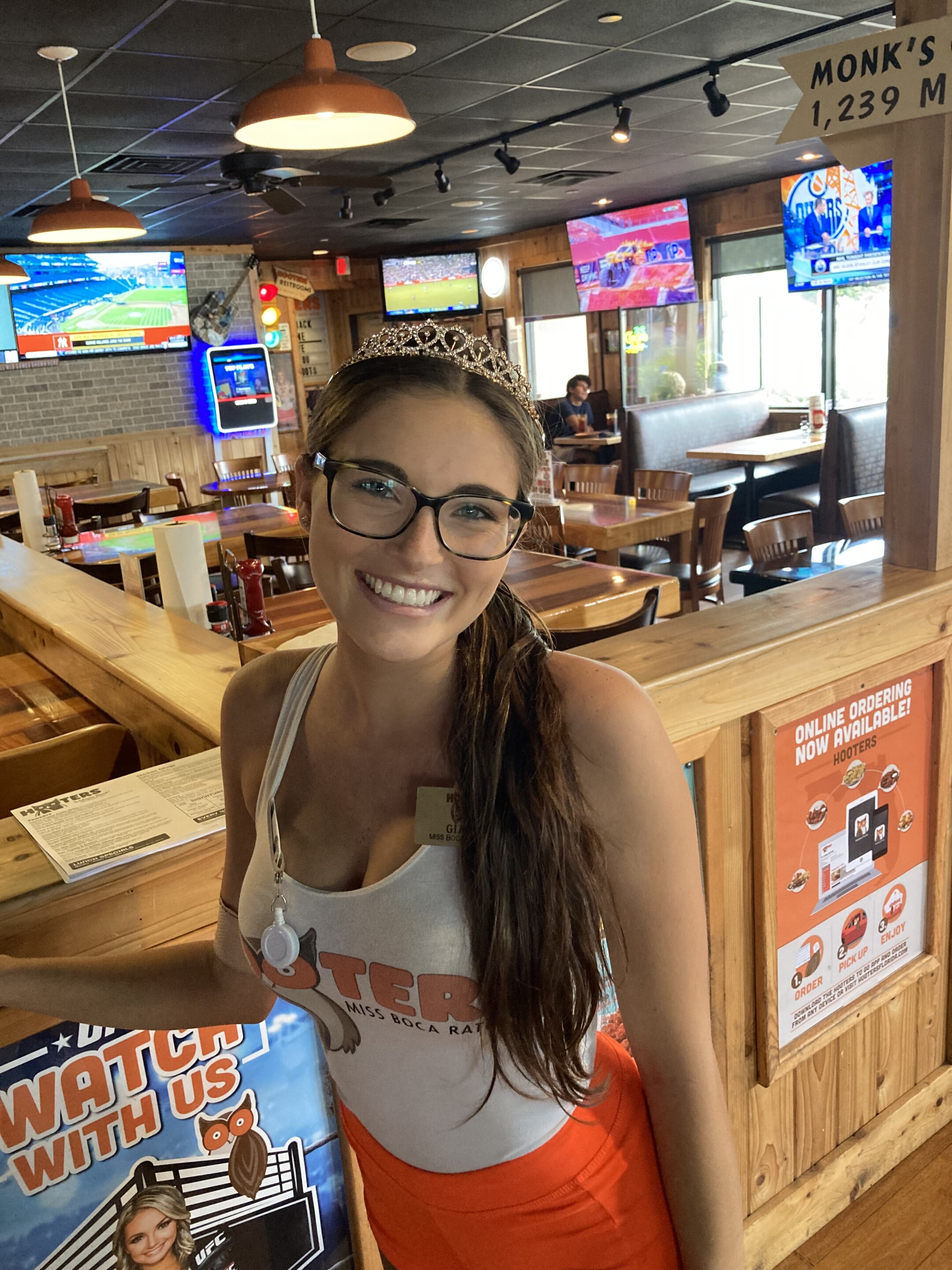 Hooters waitress to represent Boca Raton in Orlando pageant