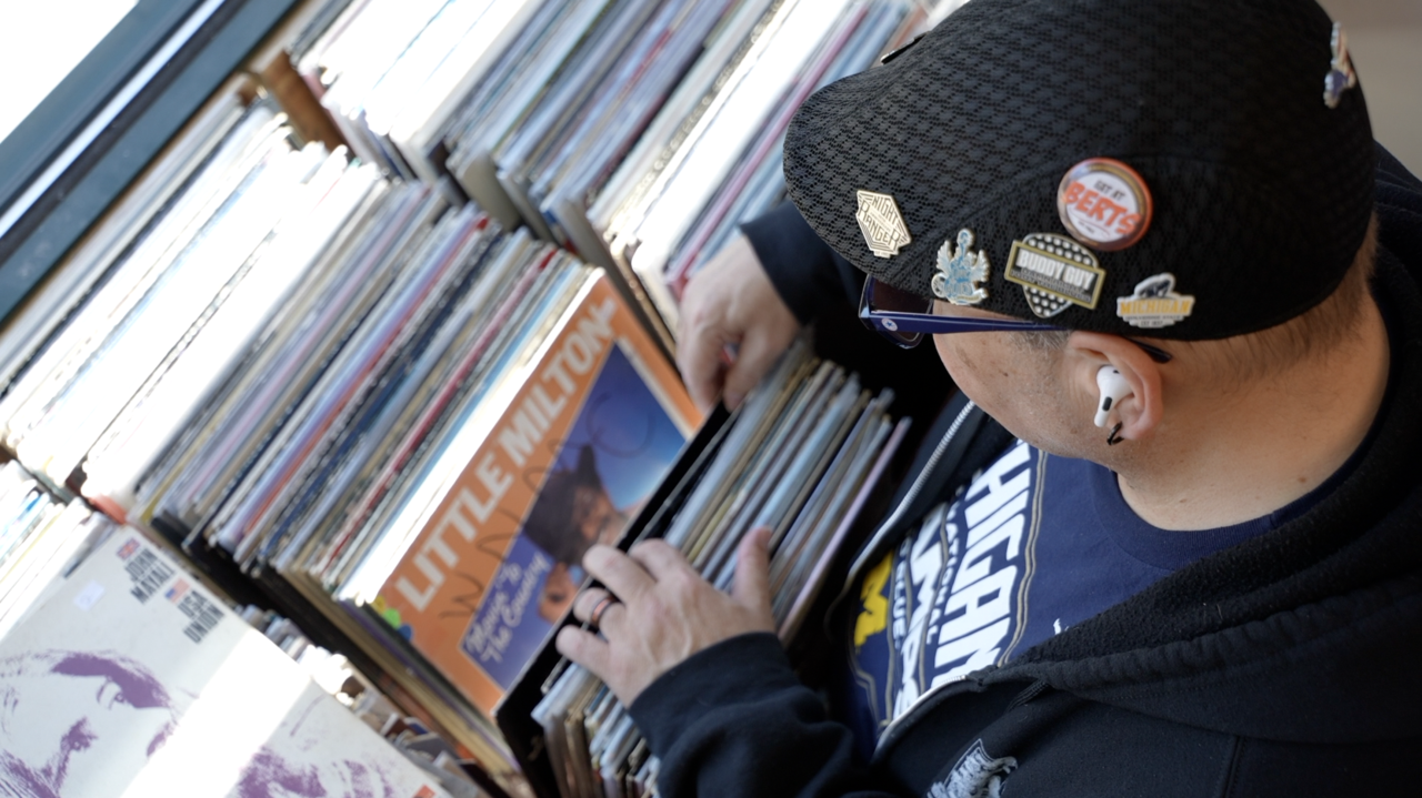 Erv Bates filters through Blues vinyl at Flat Black and Circular