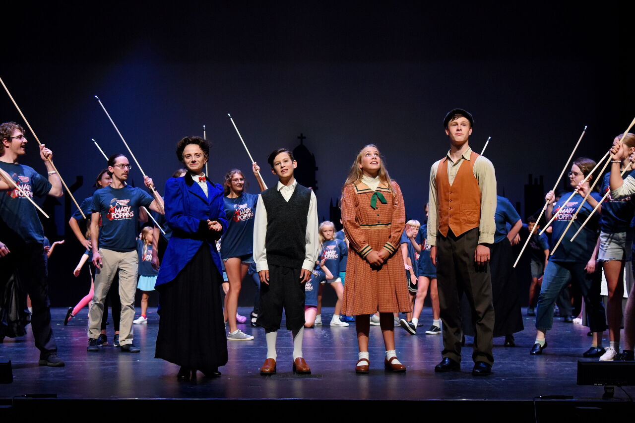 Mary Poppins Jane Michael and Bert w chimney sweeps