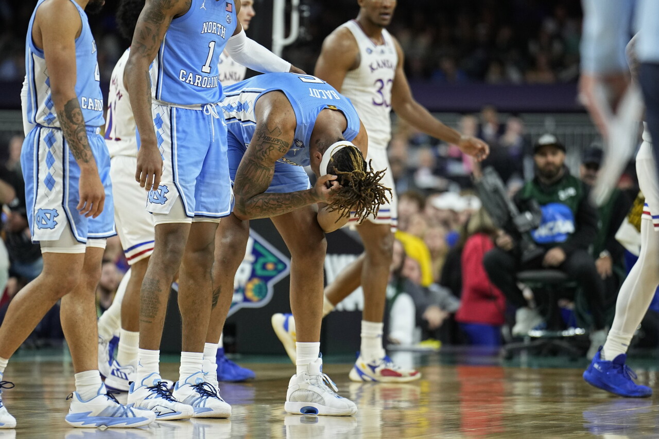 North Carolina Tar Heels forward Armando Bacot puts head down vs. Kansas Jayhawks in final seconds of 2022 Final Four national championship