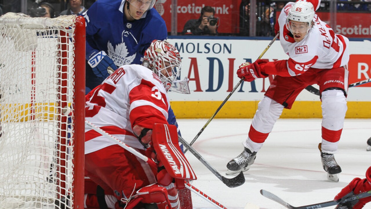Maple Leafs top Red Wings for 13th straight home win