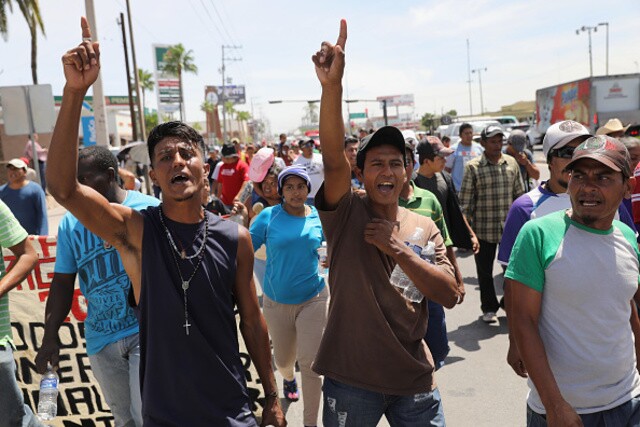 Migrant caravan approaches US-Mexico border
