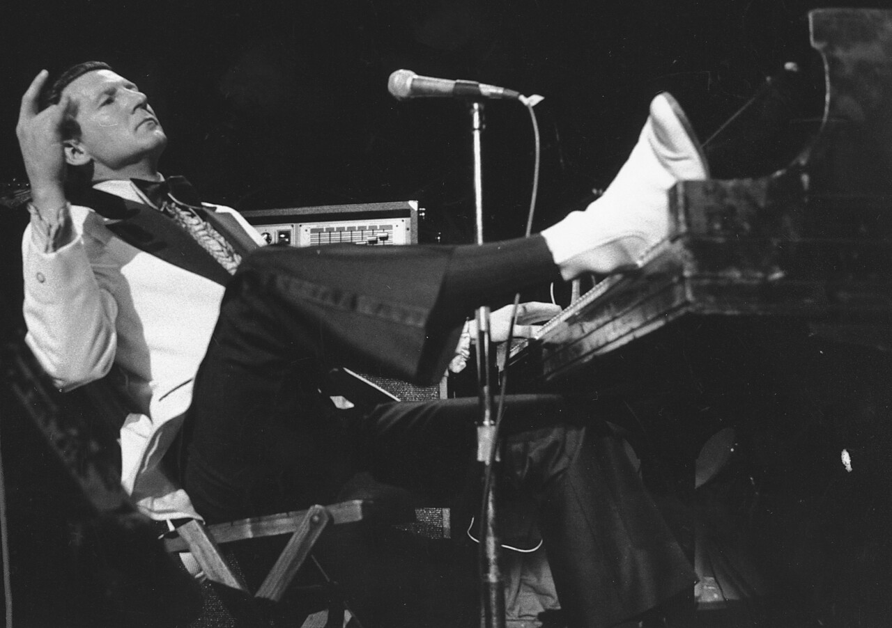 Jerry Lee Lewis props his leg on piano in 1975