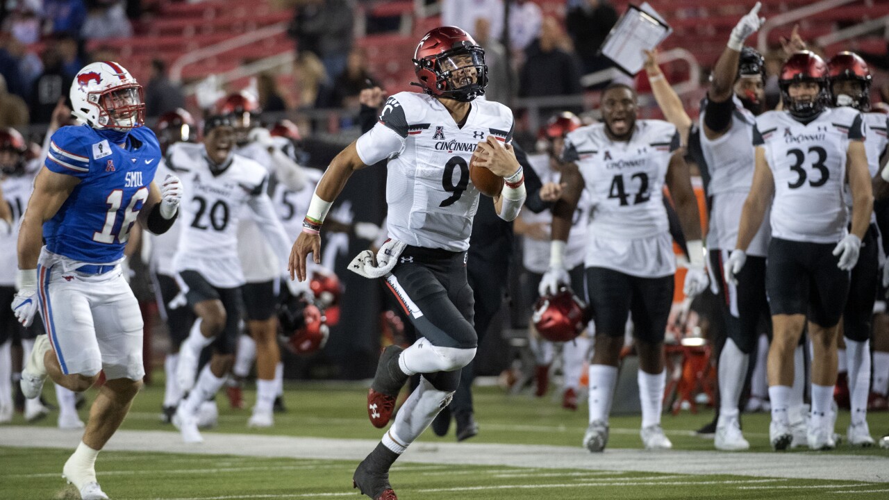 Ridder Runs Passes No 9 Cincinnati Past No 16 Smu 42 13