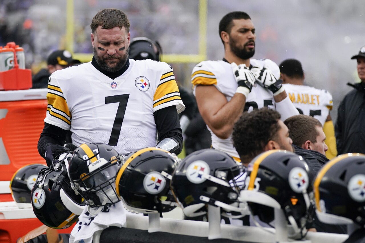 Pittsburgh Steelers QB Ben Roethlisberger places helmet on bench at Baltimore Ravens, Jan. 9, 2022