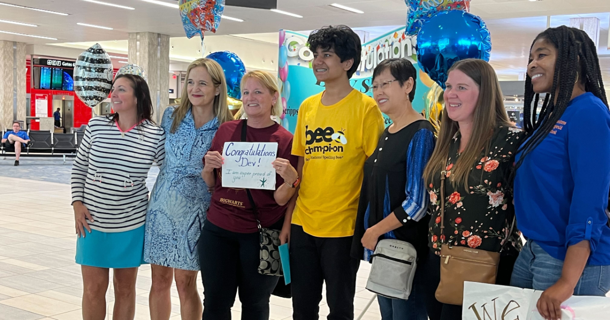 Dozens cheered as winner of National Spelling Bee arrived back in Tampa - Vimarsana News