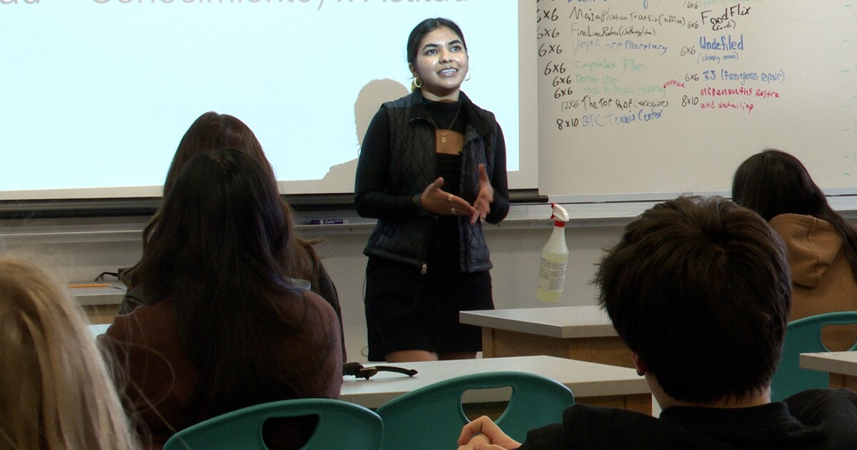 Estudiante de Yale habla sobre navegar la educación con estudiantes de habla hispana de Gallatin