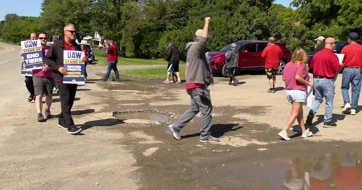 UAW members fighting for a 'living wage' as cost of living concerns rise - Vimarsana News
