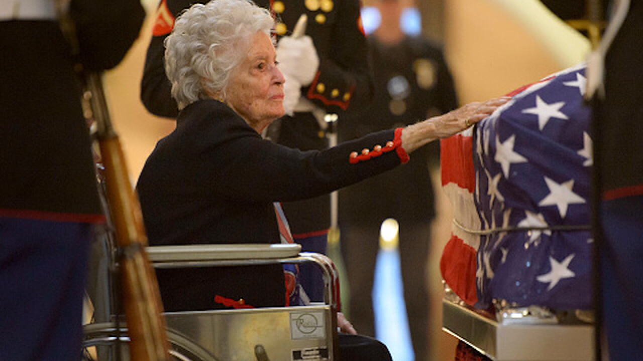 Thousands pay respect for John Glenn