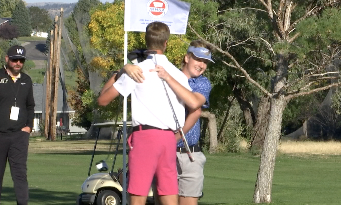 Tye and Sam Engellant share a hug after 2nd playoff hole.png
