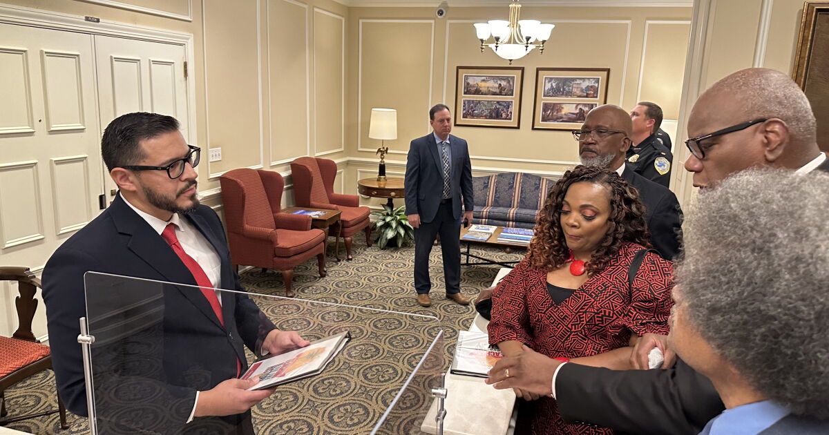 VIDEO: Tallahassee group demands to speak to Gov. DeSantis about Black history - Vimarsana News