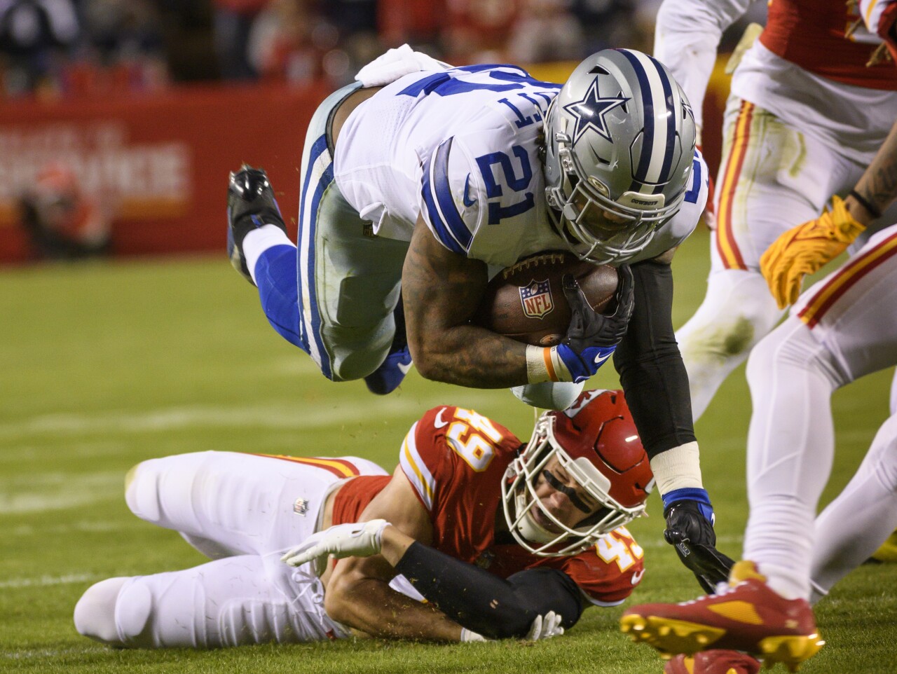 Dallas Cowboys running back Ezekiel Elliott tripped up at Kansas City Chiefs, Nov. 21, 2021