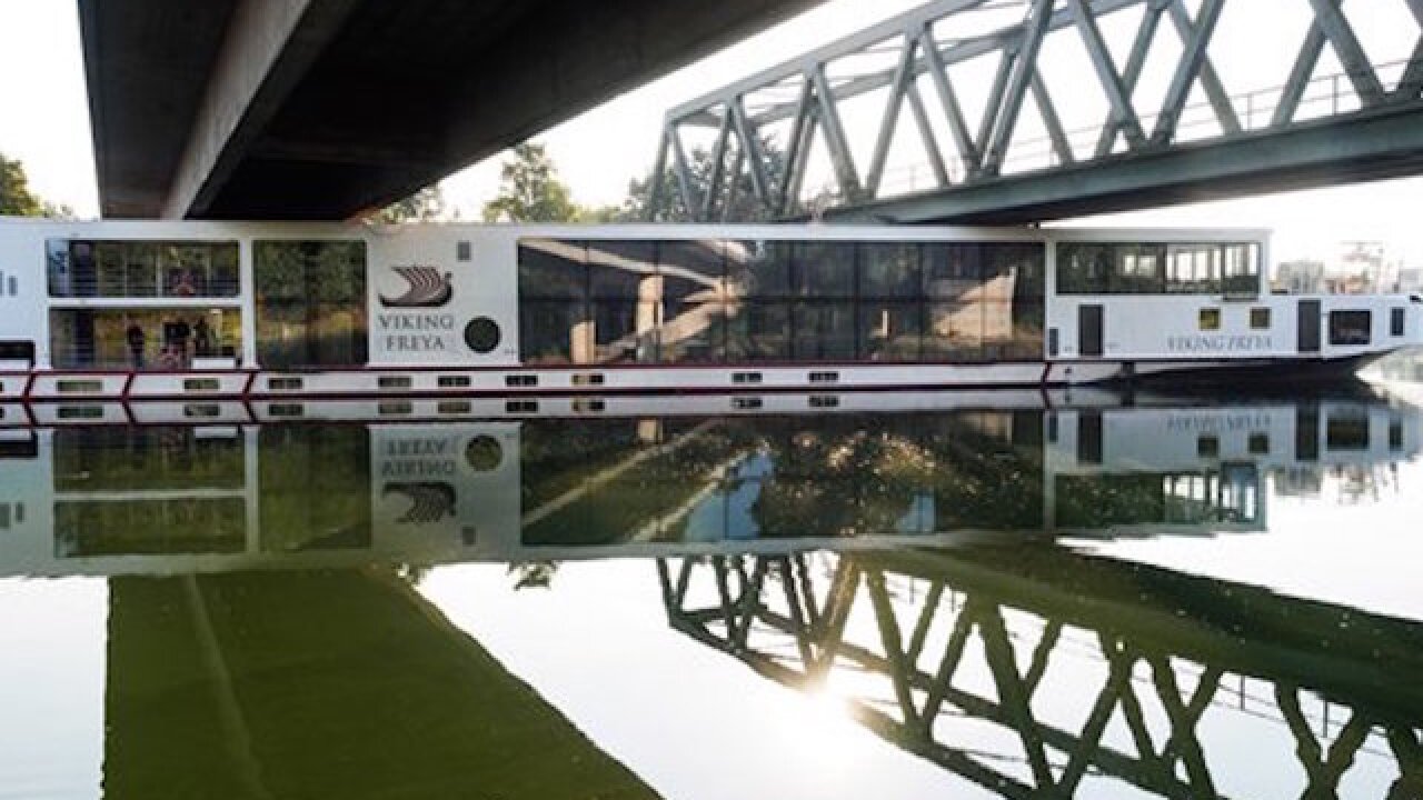 2 dead when cruise ships strikes bridge