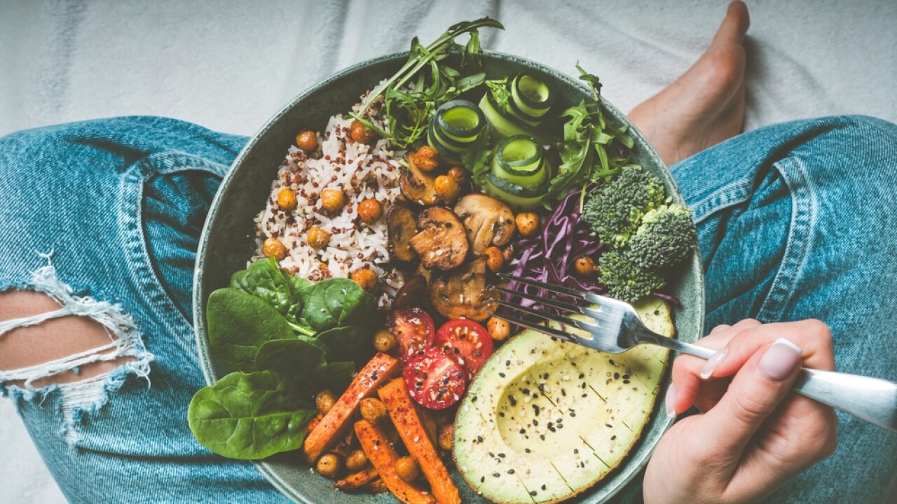 Một người phụ nữ đang ăn một bữa ăn lành mạnh.