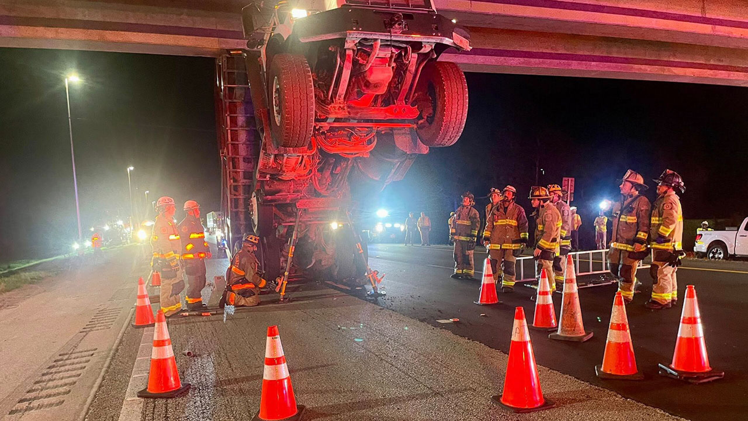 Southbound lanes reopen after dump truck hits I-95 overpass