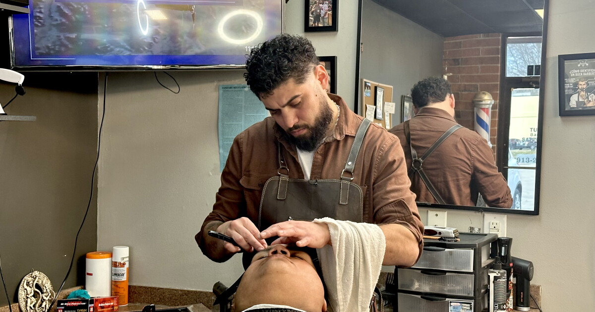 Kansas City barber continues to inspire customers with free haircuts - Vimarsana News