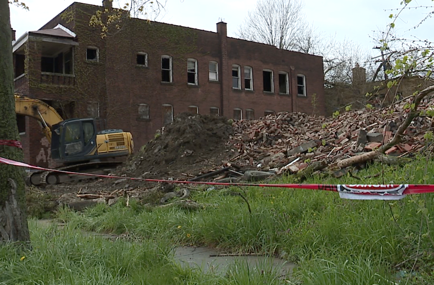 East Cleveland homeowners worry about potential demolition asbestos hazard