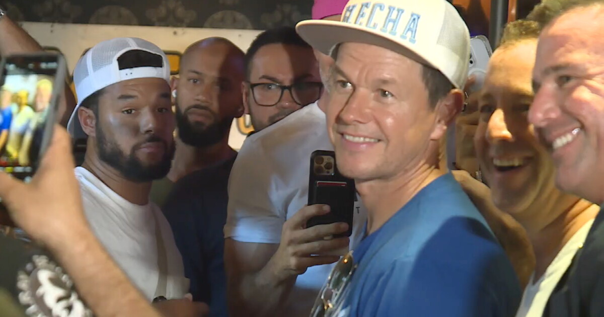 Mark Wahlberg in Delray Beach to help Maui fire victims - Vimarsana News