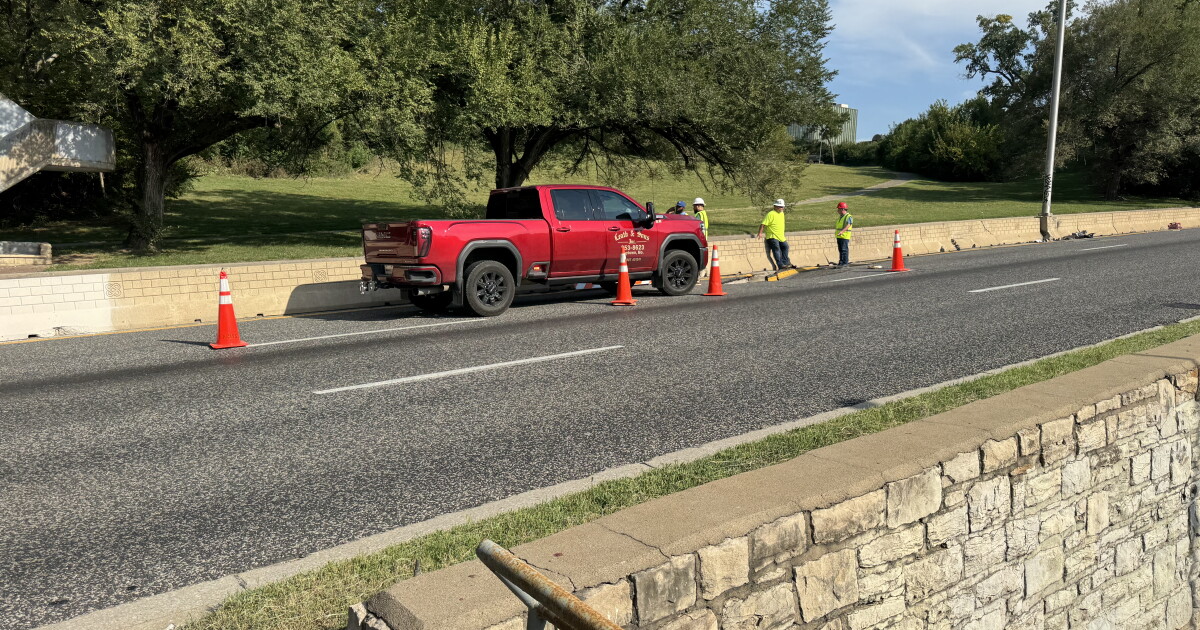 Sinkhole collapses part of southbound lane of Southwest Trafficway near West 31st Street
