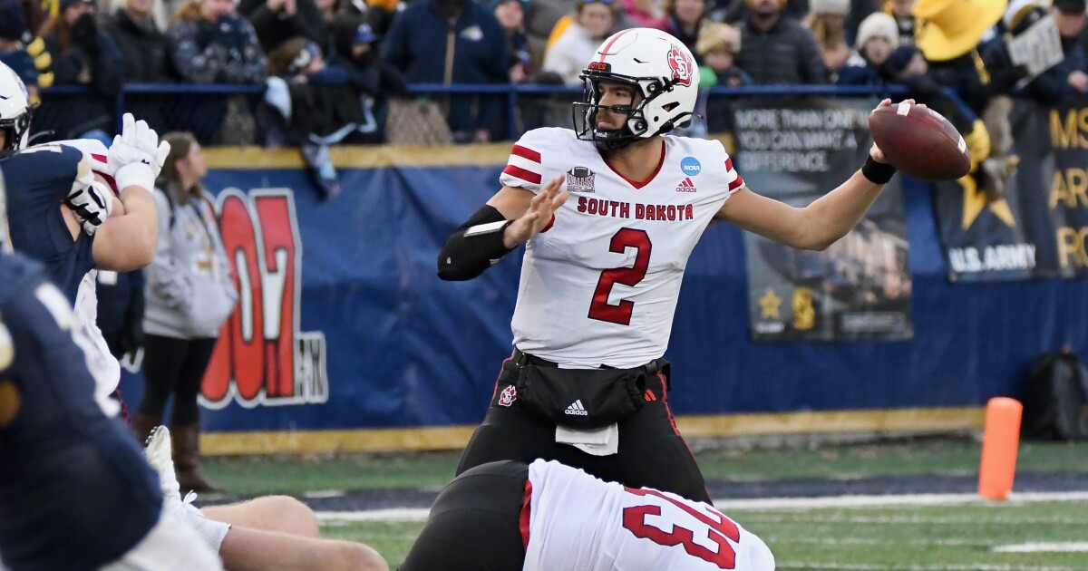 South Dakota riding momentum, 5-game winning streak into FCS playoff quarterfinal against Montana