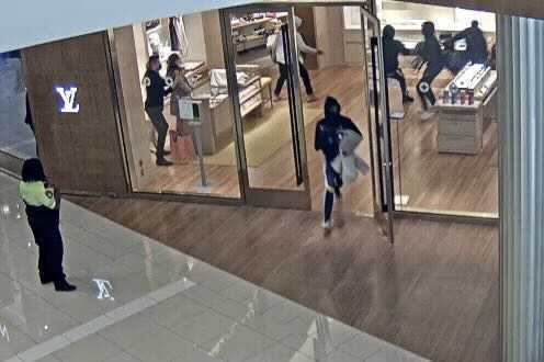 Police: Thieves steal every item on Louis Vuitton showroom floor