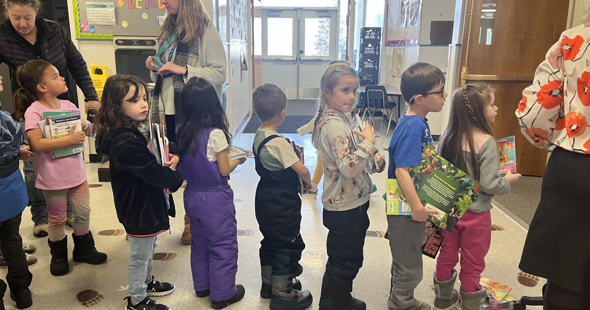 Students at Broadwater Elementary School each receive six free books - Vimarsana News