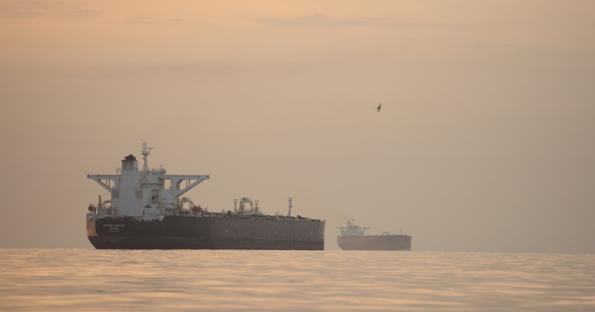 ट्रम्प का कहना है कि अमेरिका ने होर्मुज जलडमरूमध्य के पास ईरानी ध्वज वाले मालवाहक जहाज को जब्त कर लिया, जिसने नाकाबंदी को पार करने की कोशिश की थी