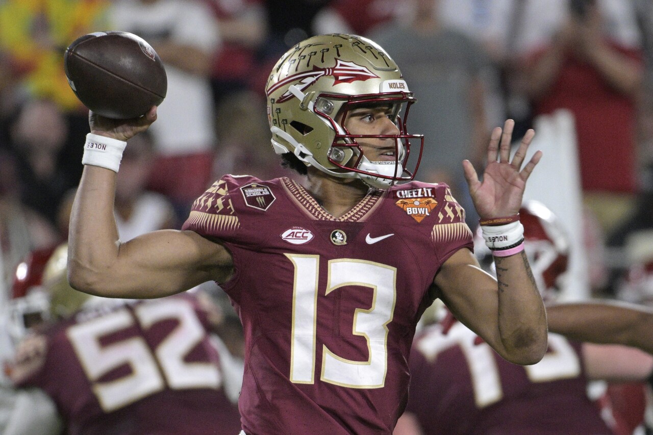 Florida State Seminoles QB Jordan Travis throws pass during first half against Oklahoma Sooners in Cheez-It-Bowl, Dec. 29, 2022